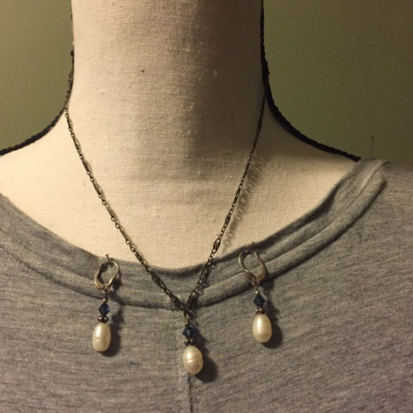 Jewelry - SALE Silver and freshwater pearl necklace/earrings